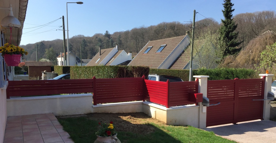 Portail_aluminium_claire_voix_avec_cloture